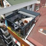 Aplicação de pérgola móvel e varanda de vidro