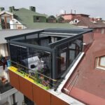 aplicação de pérgola móvel e sacada de vidro 2