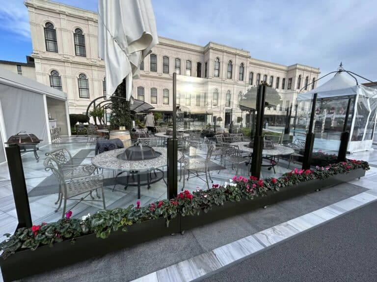 Soluciones para Jardines y Zonas Abiertas de Cafeterías - Restaurantes - Negocios: Pasamanos de Vidrio de Empuje para Abrir Rompevientos